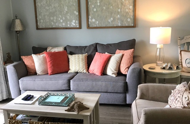 Oceanside Resort! King Master Suite, Sleeps 6, Walk to the Beach!