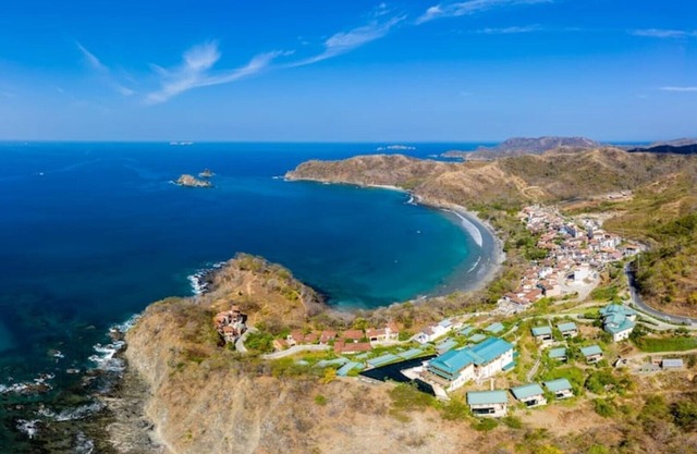Oceanview Balcony Short Walk to the Beach & Restaurants