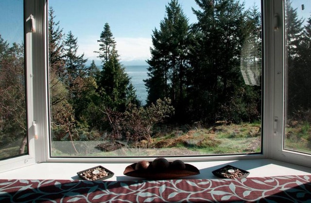 Oceanview Guest Suite with Large 2 Person Soaker Tub