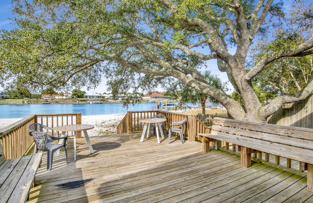 Oct 6-9 Open, Come to the Beach! Pet Friendly Waterfront Home*Backyard Sugar Sand Beach
