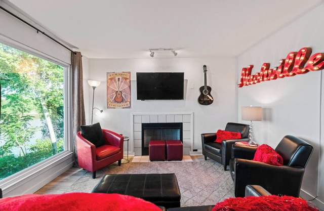 ♥️of DWTN Nashville/On the RIVER/King BDS/2 BA/Safe Walk 2 BROADWAY/POOL