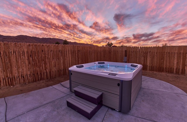 Of Wine & Gods - Hot Tub, BBQ and Fire Pit!