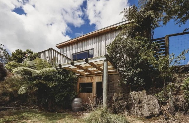Off-Grid River Retreat in Inglewood