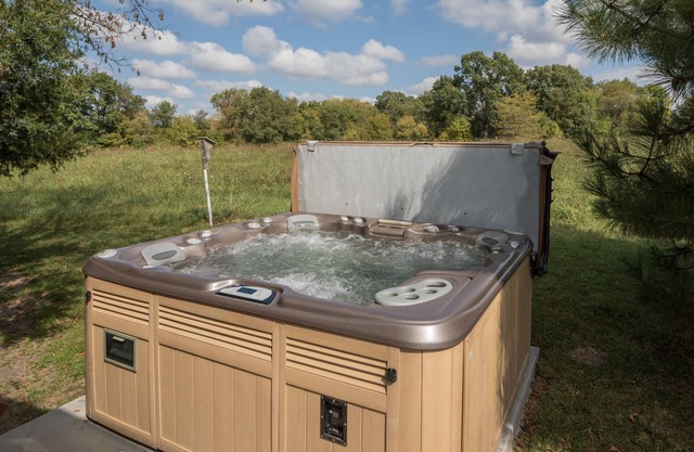 Oh My Gourd! King Beds, Fire Pit, Hot Tub, Pool Table & Fireside Fall Nights
