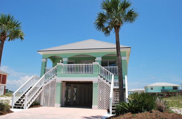 Oh the views, hear the surf Great location all year long