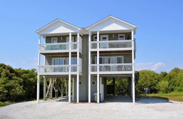 Ohana 4/3 Walk to beach, sea & sound views from every room.