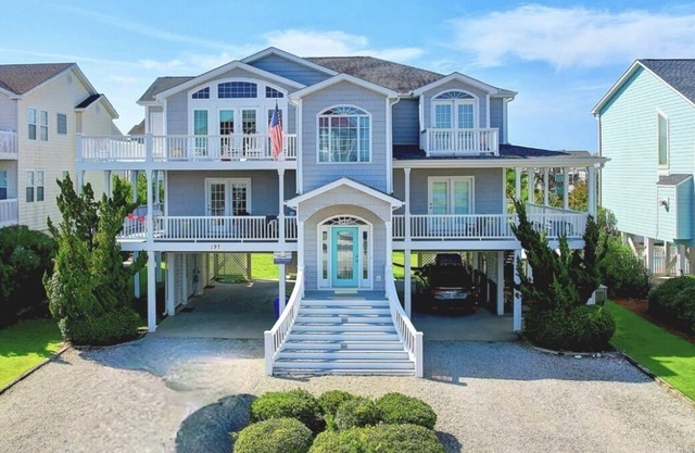 OIB Views! Easy beach access, linens included, double backyard, community pool.