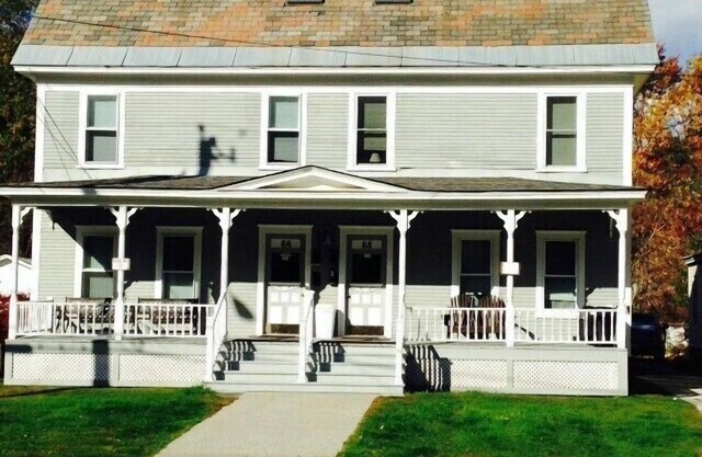 Okemo Mountain, Family Affordable 2 fl village location walk to town, Dogs OK.