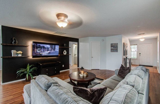 Oland -FUN Getaway: 4BR, King Suite, Arcade, 2 SmartTVs