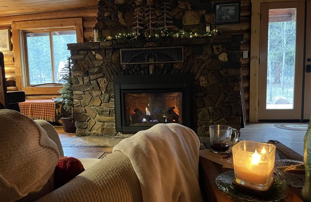 Old Canyon Lodge w/Hot Tub - Nearby Ski Park, Hot Springs, Pioneer Mtn, Bannack