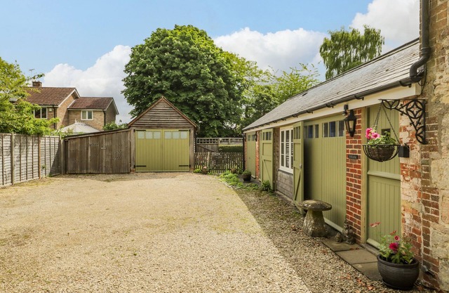 OLD CART SHED, pet friendly, character holiday cottage in Lyneham