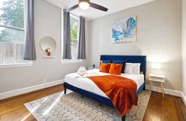OLD CITY GEM! King Bed, STEPS to South St+ Penns Landing + Jefferson Hospital!