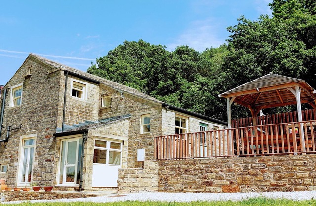 OLD HAY BARN, pet friendly, character holiday cottage in Hepworth