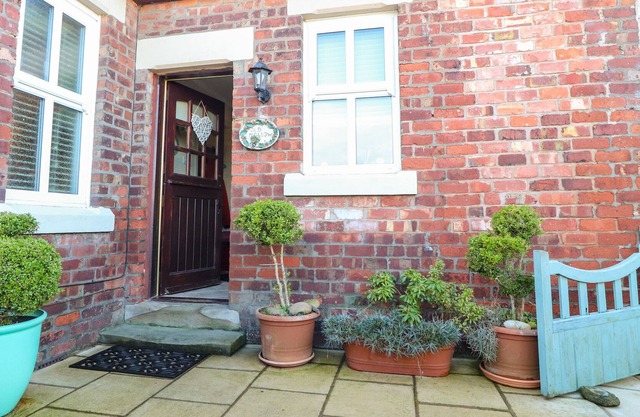 OLD HOLLOW COTTAGE, pet friendly, with open fire in Southport