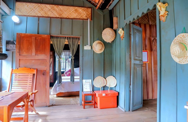 Old Khmer Wooden House + Breakfast