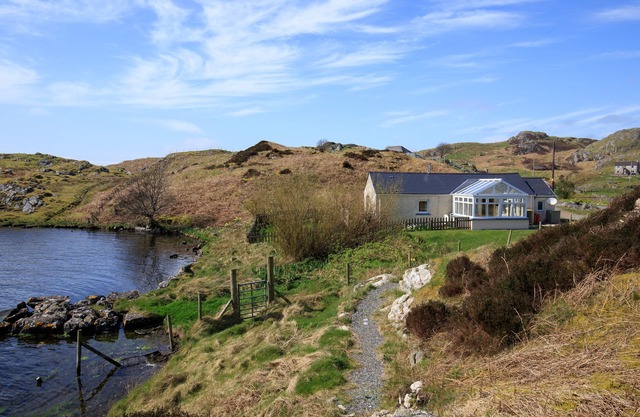OLD MISSION HALL, pet friendly, country holiday cottage in Cromore