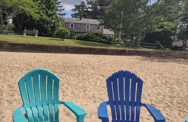 Old school family fun on the lake! Sleeps 10, lake access, large deck with BBQ
