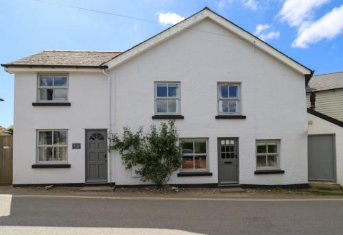 Old Shop Cottage in the heart of Bantham Village