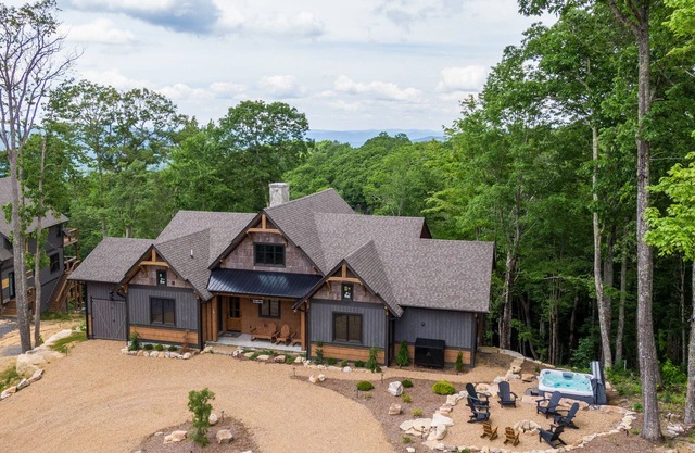On Eagle's Wings at Eagles Nest - New build, near Winery, new hot tub!