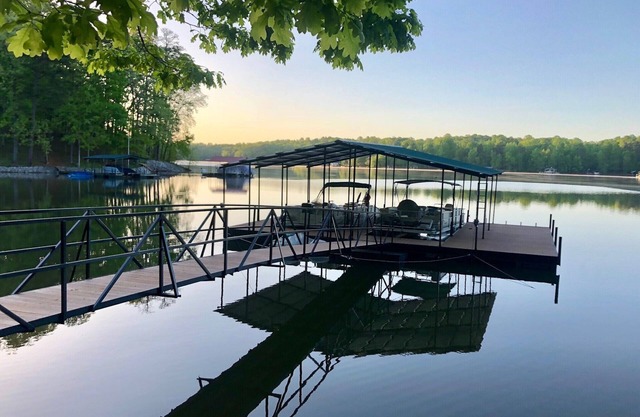 ON LAKE HARTWELL JUST ONE MILE FROM TUGALOO STATE PARK.