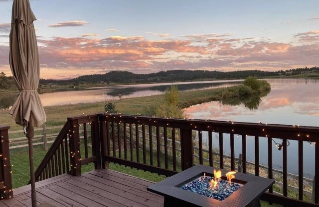 On Lake Hatcher! Great Views, Quiet Area, Close to Uptown, New Hot Tub!