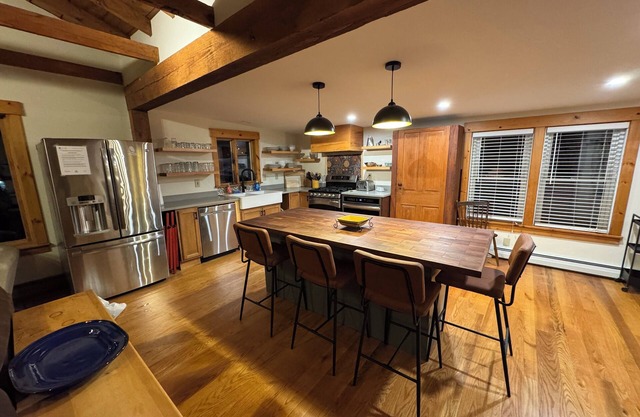 On Shuttle, LIMITED PARKING, Hot Tub, Game room, NEW Dining/renovated Kitchen