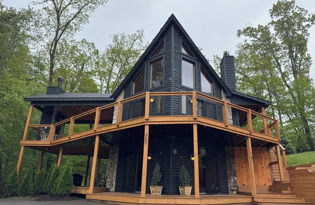 ON THE ROCKSnLakeside Mountain Chalet