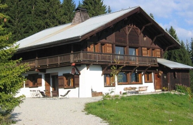On the slopes, Beautiful loft in renovated mountain farm in front of Mont Blanc