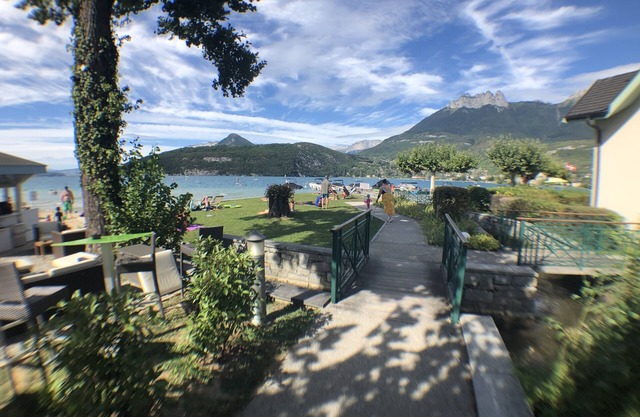 On the shores of Lake Annecy, comfortable apartment with terrace and private beach