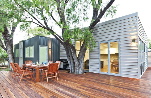 On the waters edge - Whatmans Beach House