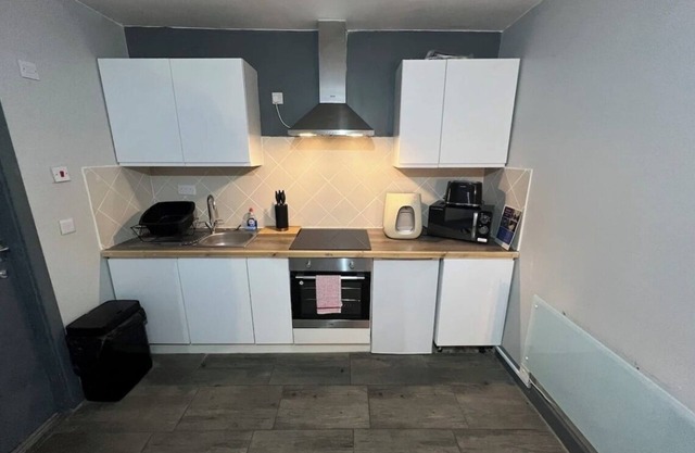 One Bed Apartment - Amazing Town Centre Location