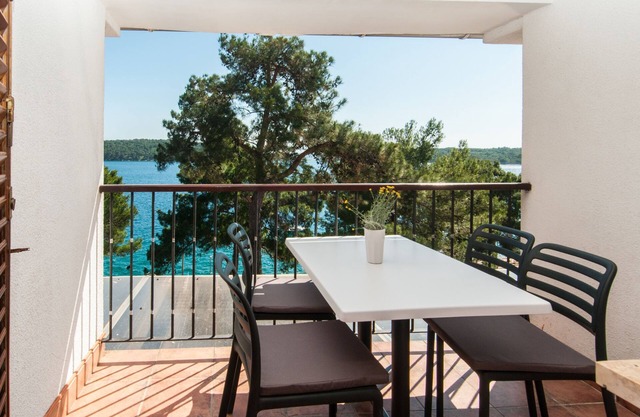 One bedroom apartment with terrace and sea view Mali Lošinj, Lošinj (A-10420-b)
