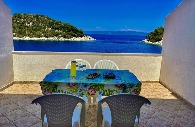 One bedroom apartment near beach Zaklopatica, Lastovo (A-8342-a)