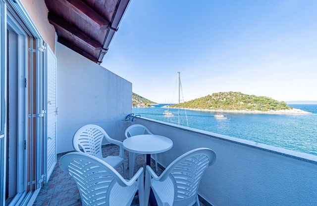One bedroom apartment near beach Zaklopatica, Lastovo (A-8342-c)