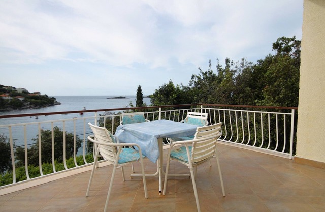 One bedroom apartment near beach Molunat, Dubrovnik (A-3544-f)