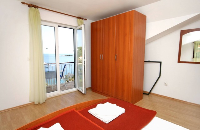 One bedroom apartment near beach Molunat, Dubrovnik (A-3544-c)