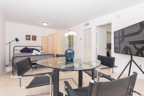 One Bedroom Apartment - with Parking & Balcony - Heart of Wynwood