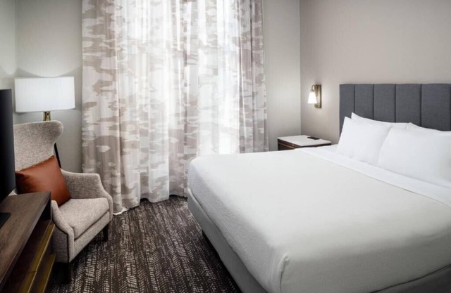 One Bedroom Suite Near Hooters ORL