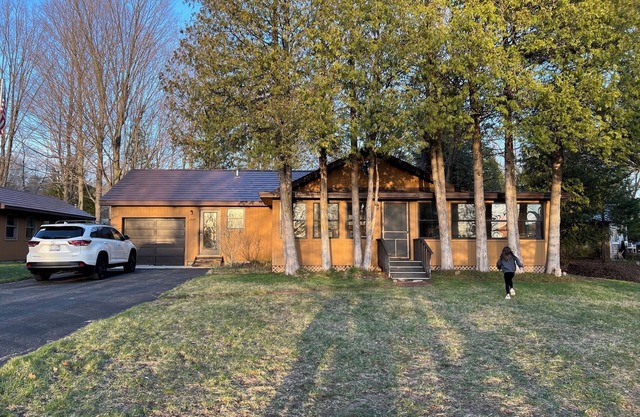 One Cozy Cottage- Pumpkin Spice & Lakeside Vibes – Fall Getaway Awaits!