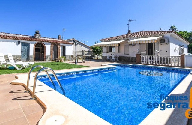 One floor villa, with private pool and air conditioning.