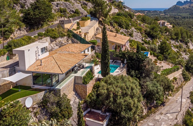 One level family friendly 3 bedroom villa with dramatic views of the Pollensa Area and beyond.