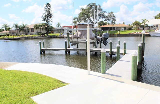 One of a kind! 3Bed 2bath Waterfront House with Pool, Boat Lift. 7 min to beach