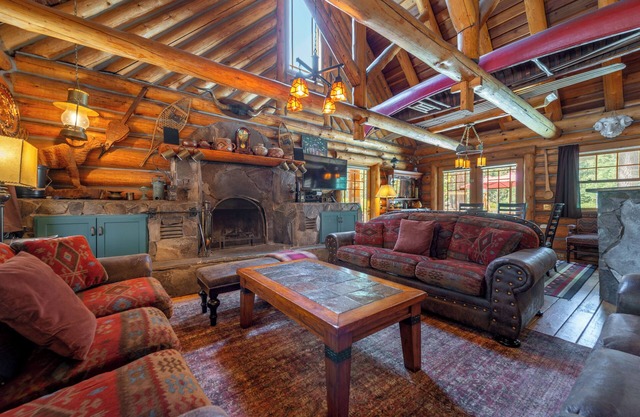 One of a kind LOG Lodge on 2.5 acres, walk to beach, dog OK w/fenced dog run