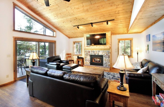 One of a kind property:Best of 2 lake fronts, 2 docks:Catfish Lake and Meta Lake