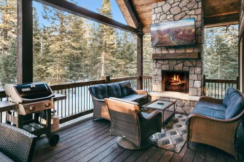 One of a Kind Cabin, Covered Deck, Spa, and Games
