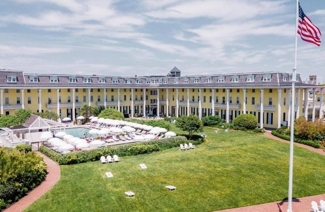 One Queen Bed Town Side | Congress Hall
