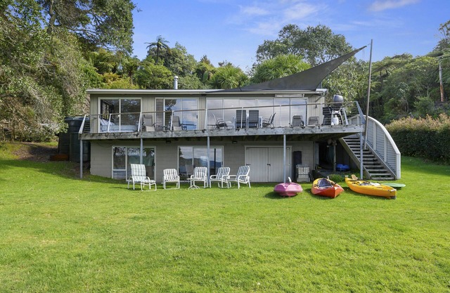 Onepoto Bay Lakehouse - Lake Rotoiti Holiday Home