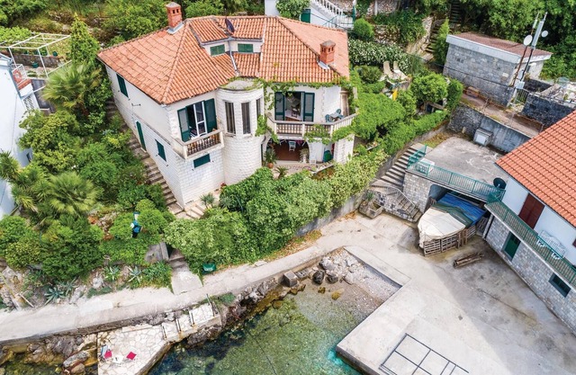 Only 10 km from Tivat airport, the small fishing village of Rose enjoys a beautiful location on the