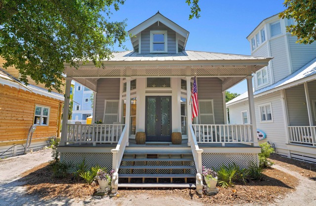 Only 2 Min Walk to Seaside Private Beaches! Renovated home + 2 Adult Bikes!