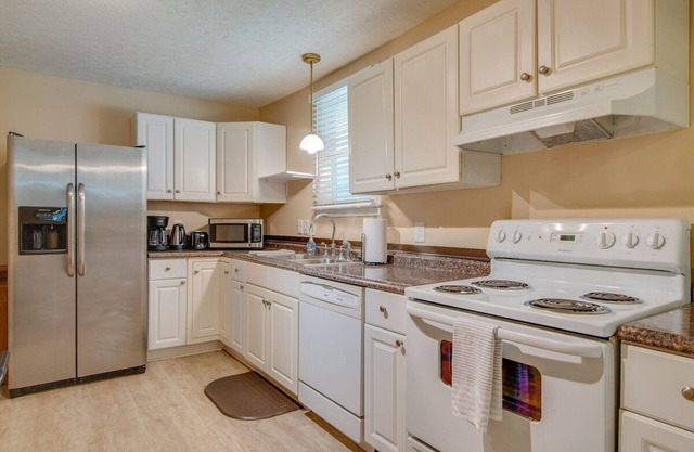 ONLY 3 miles from Broadway! - Greenwood Gem